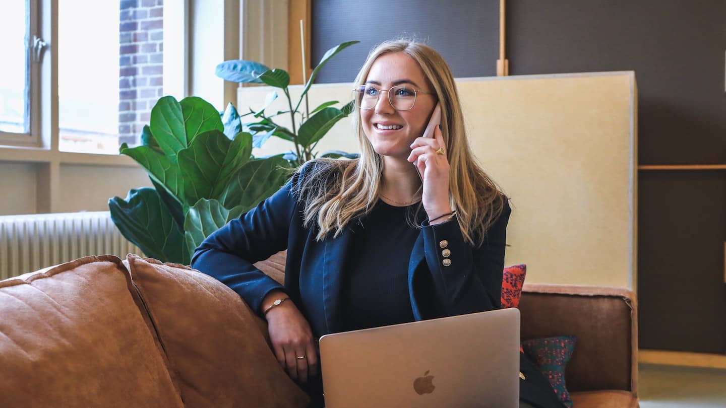 business woman souriante au telephone